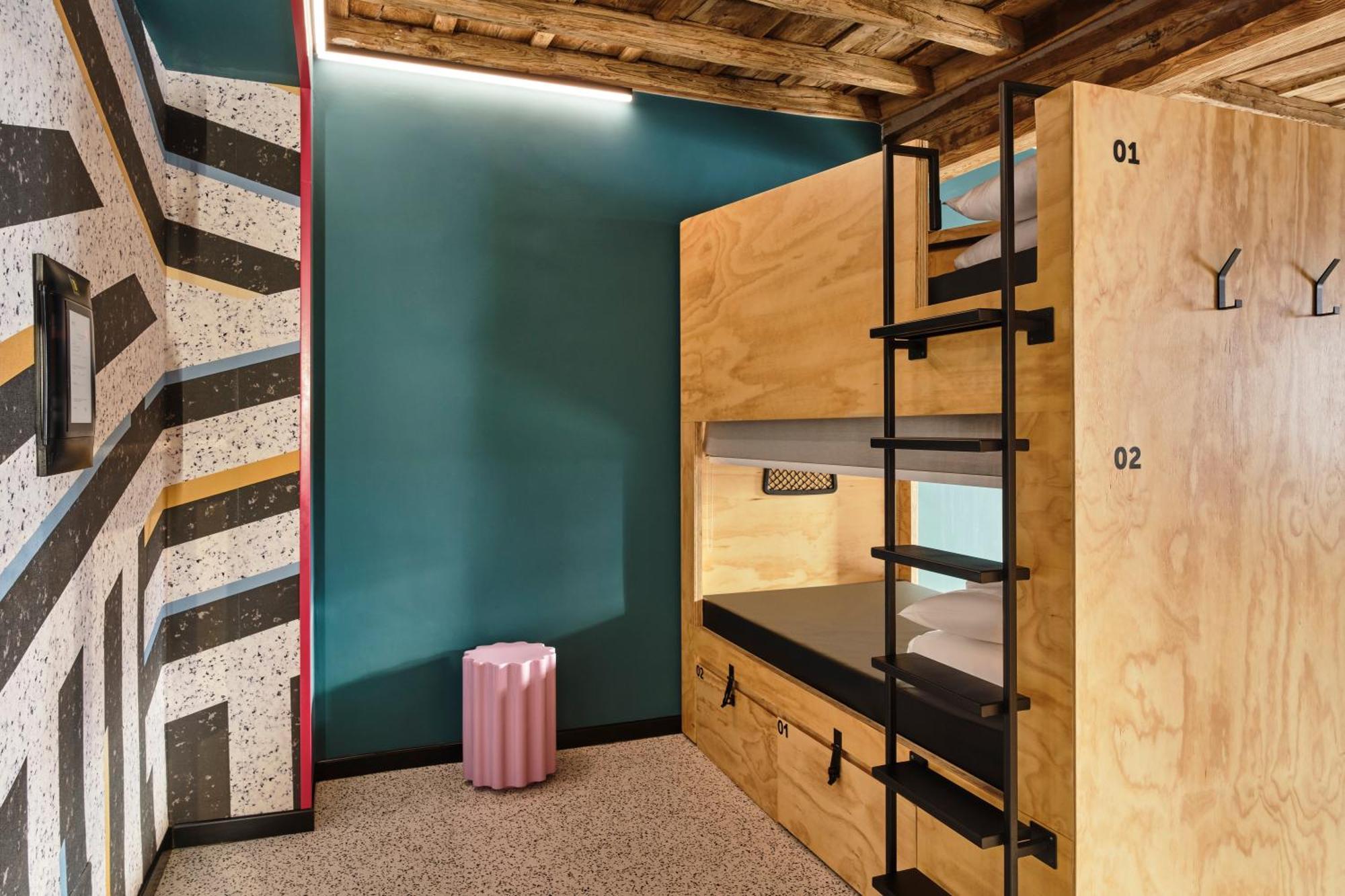 Bed in een Gemengde Slaapzaal met 6 Bedden